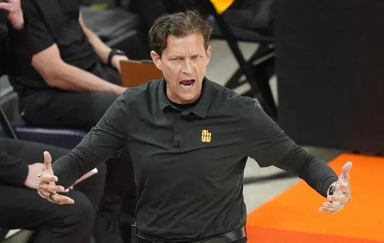 爵士队客场取胜，主帅赞扬球员表现出色