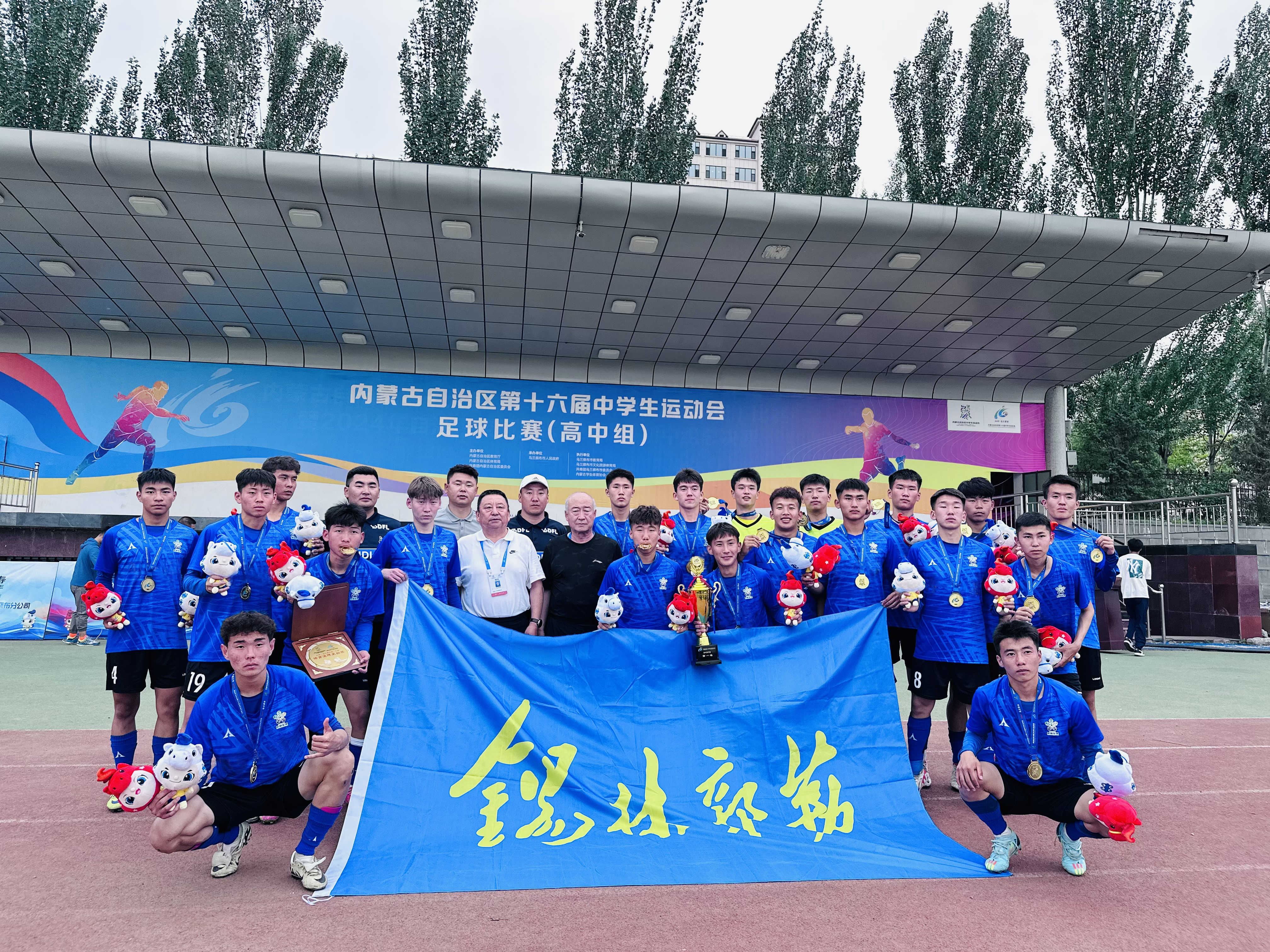 热情观众助威声不断，助力球队奋力拼搏！的简单介绍