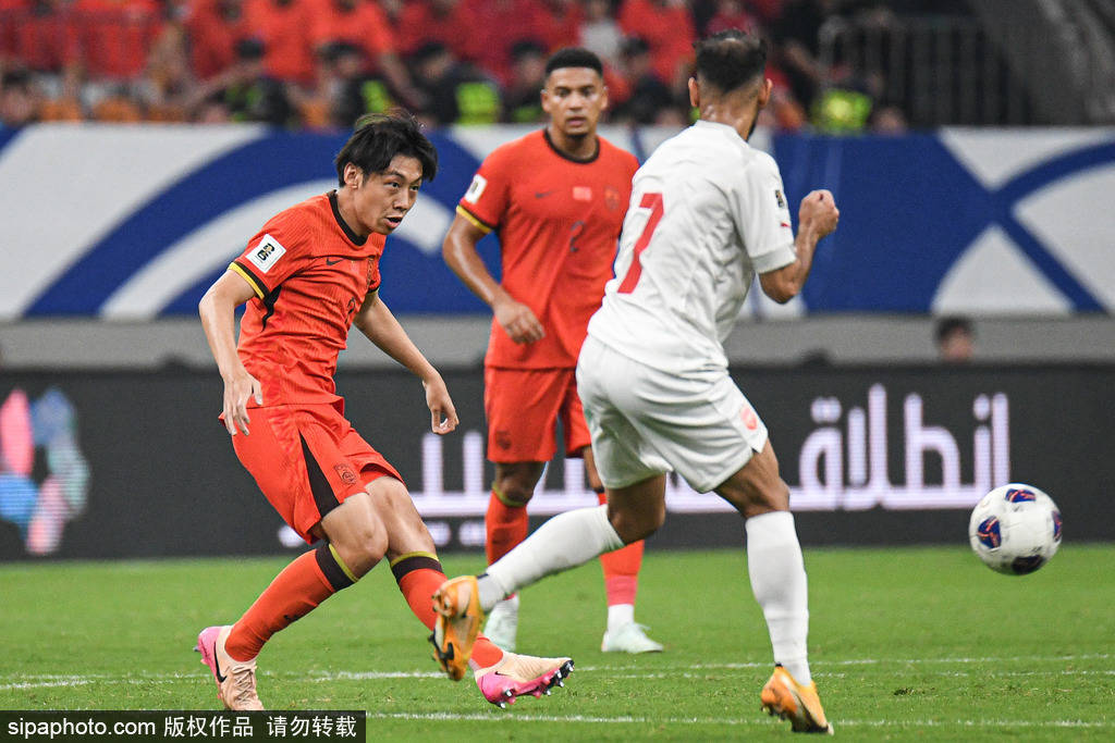 关于球员们在场上卖力拚搏,用实际行动演绎着赛场较量的信息 关于球员们在场上卖力拚搏,用实际行动演绎着赛场较量的信息