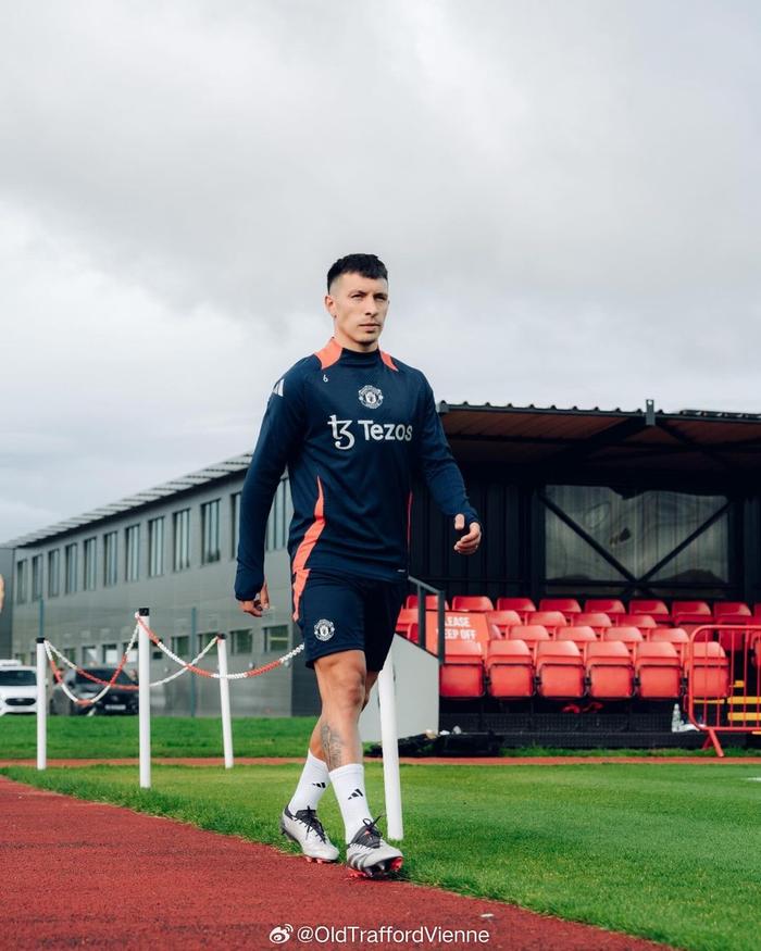 曼联主教练训练球员备战下场比赛