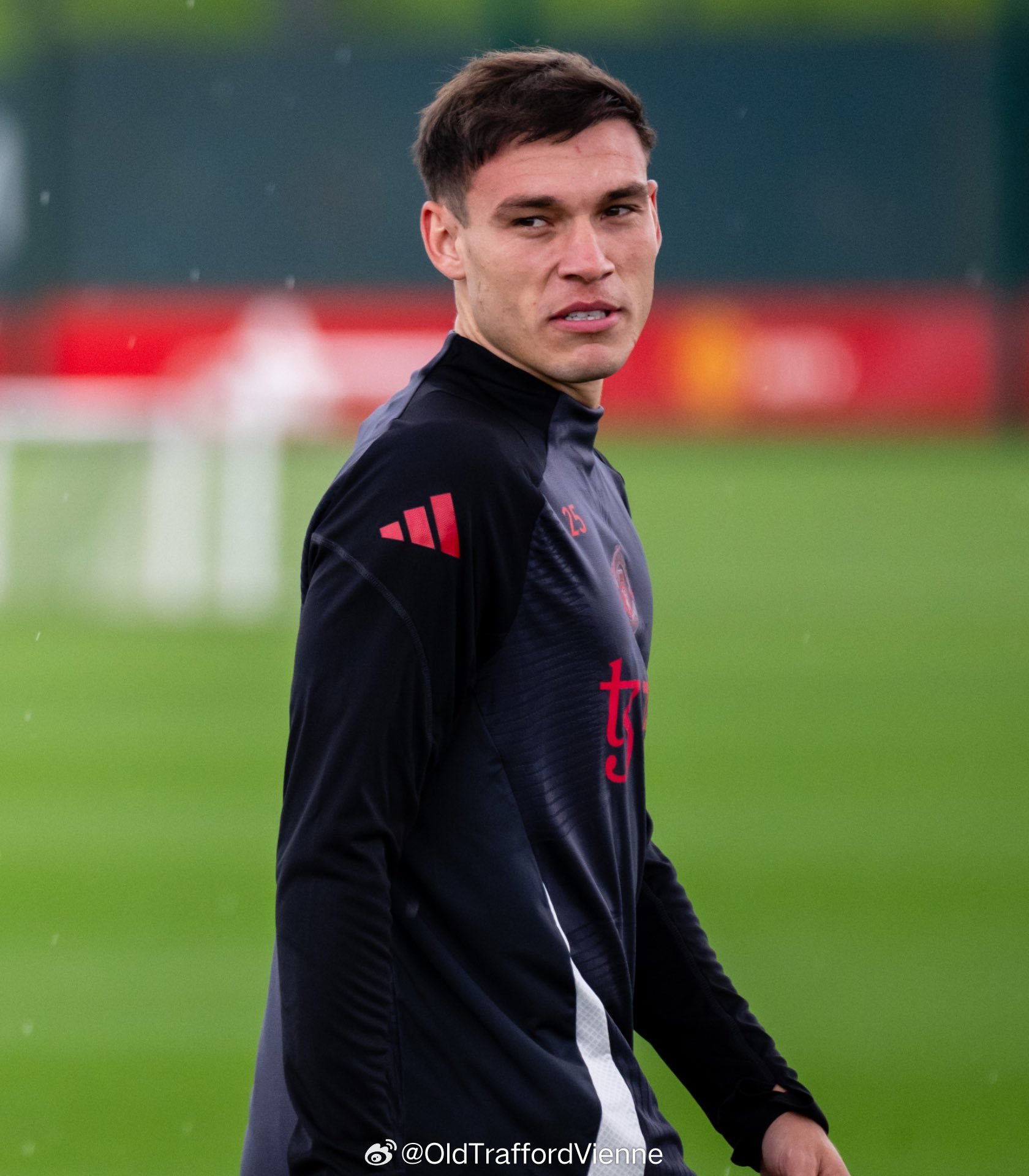 曼联主教练训练球员备战下场比赛