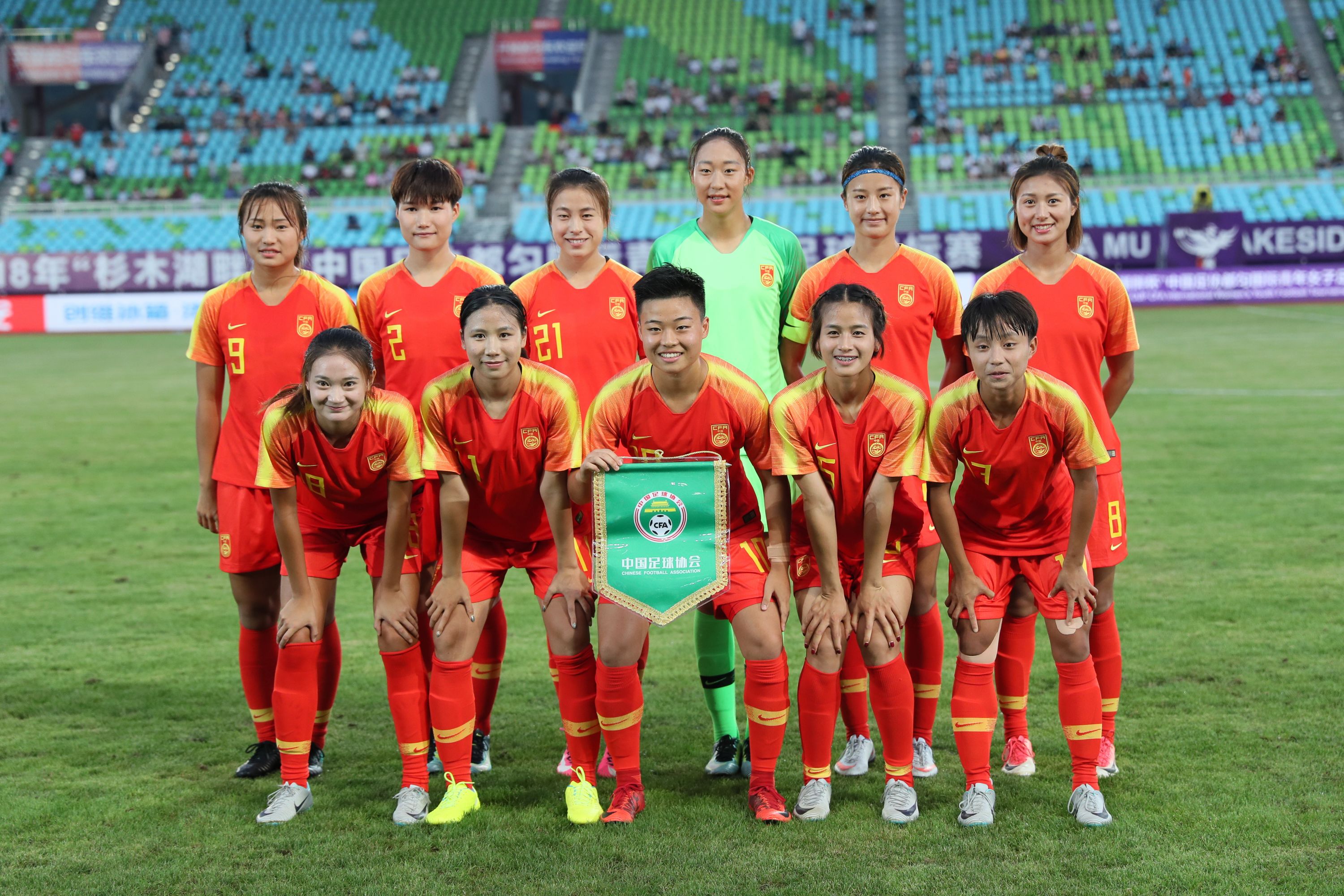 B体育体育网址-国际足球赛事中，女球员展现实力