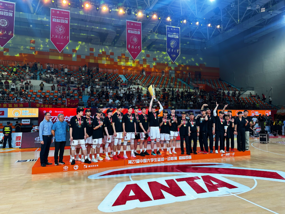 关于NBA总决赛现场气氛热烈，球迷临场为喜爱球队呐喊的信息