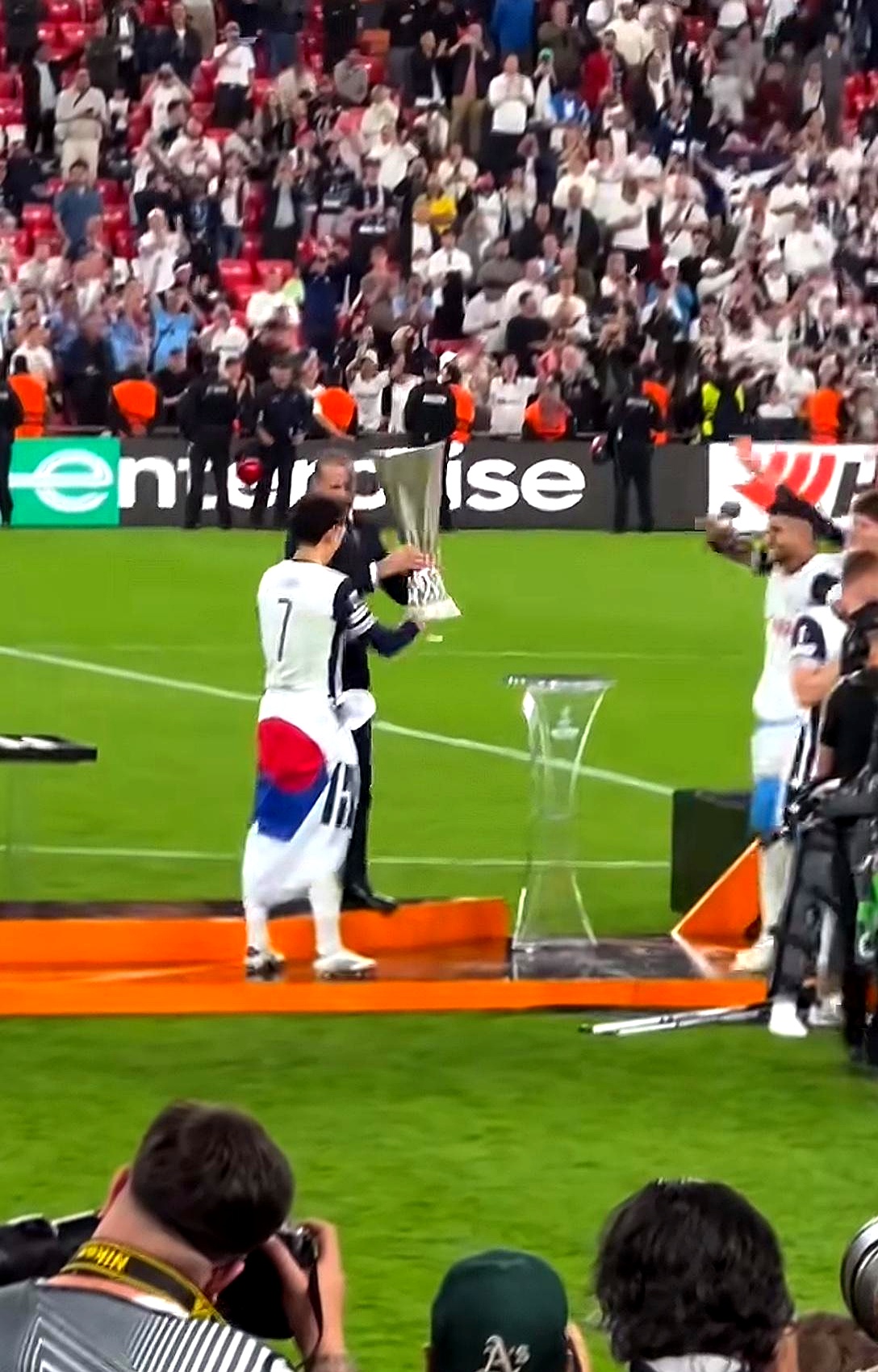 包含欧预赛比赛胜利后球员情绪高涨，互相庆祝的词条