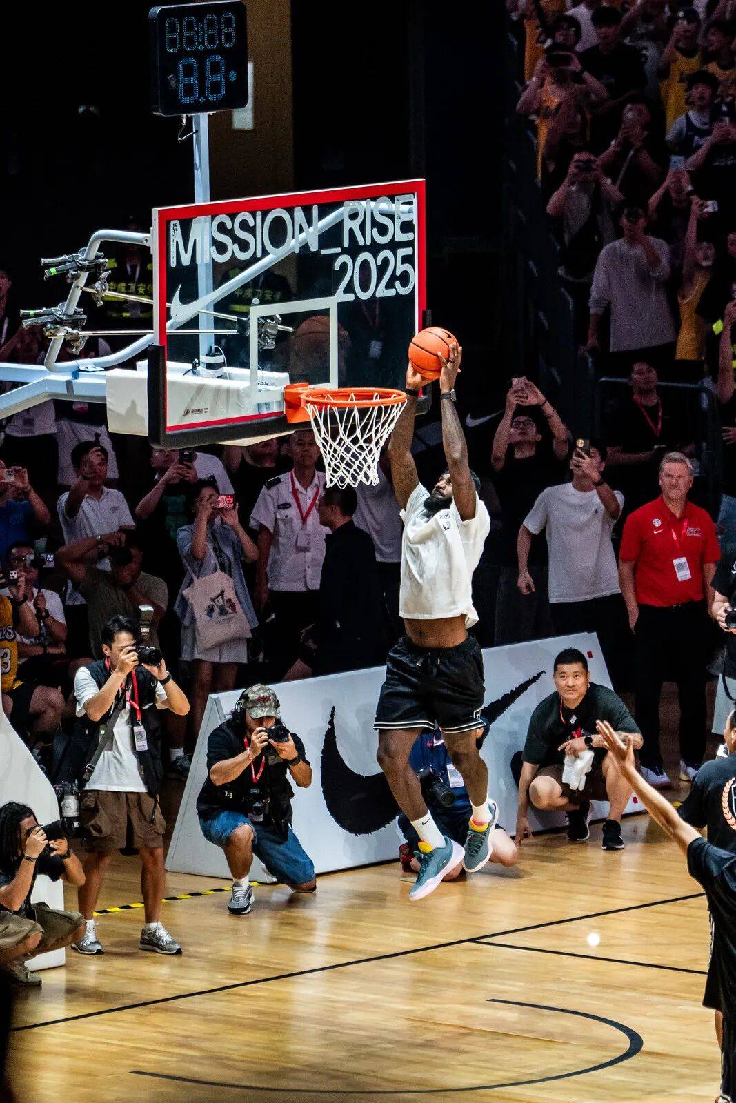 骑士连续三场输球,球迷质疑詹姆斯领军能力 骑士连续三场输球,球迷质疑詹姆斯领军能力