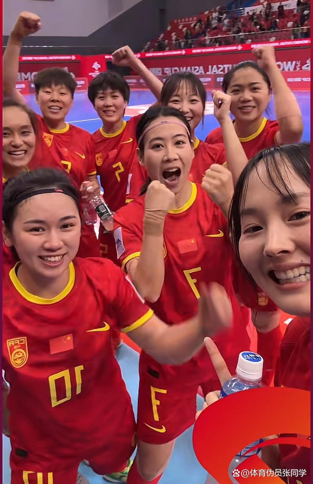 包含新一轮女子足球比赛开始，球员们备战赛前的词条