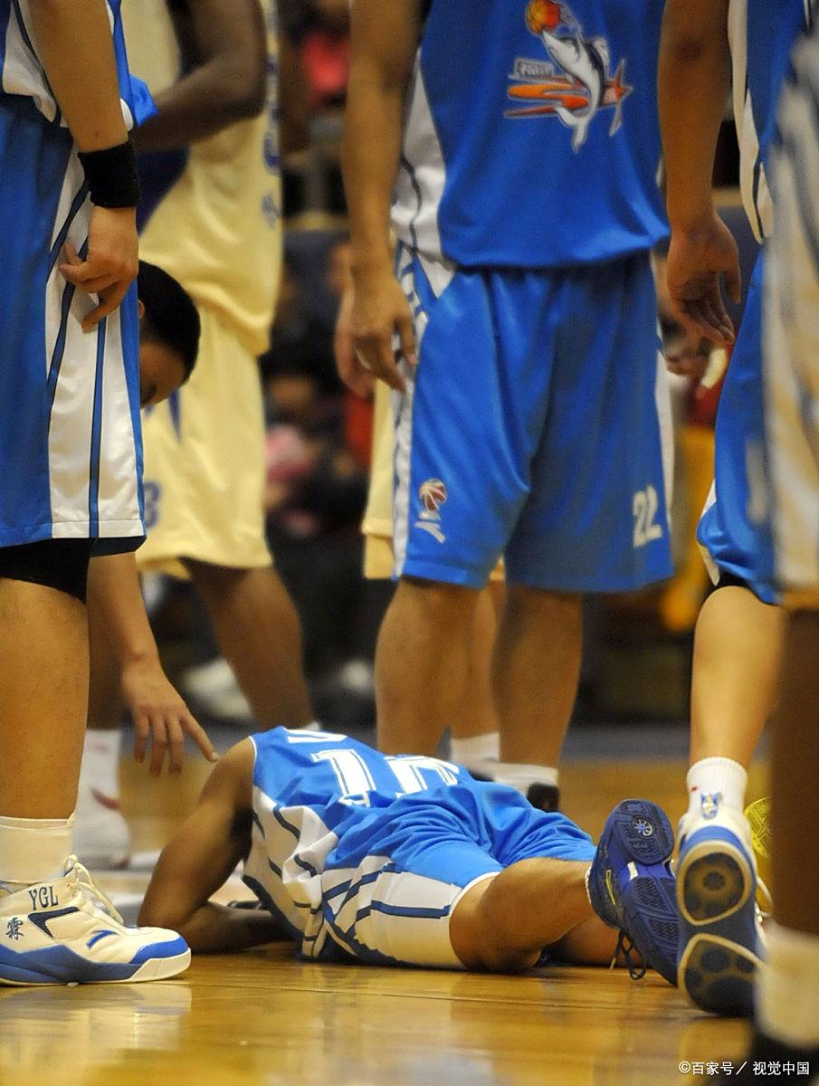 精湛技艺与强悍体能碰撞，场上篮球人生一较高下的简单介绍